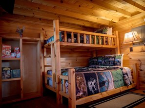 Free WiFi, bed sheets - The Boathouse Bungalow • Dale Hollow Lake 1 Minute Away • Free Firewood • Pet-Friendly • (Alpine)