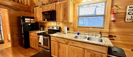 Een koelkast, een microgolfoven, een oven, een kookplaat