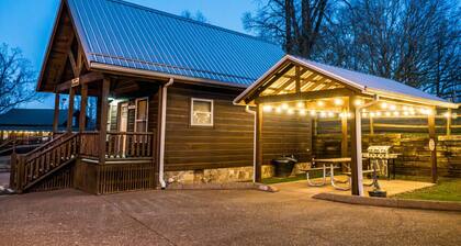 The Boathouse Bungalow • Dale Hollow Lake 1 Minute Away • Free Firewood • Pet-Friendly •