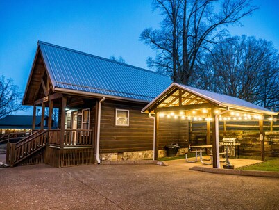 The Boathouse Bungalow • Dale Hollow Lake 1 Minute Away • Free Firewood • Pet-Friendly •