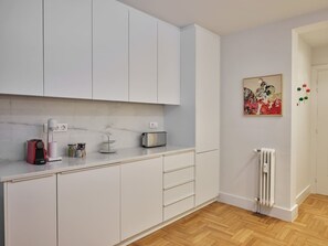 Fridge, oven, dishwasher, coffee/tea maker