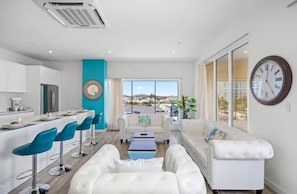 Smart TV - Palm Beach Aruba - Prime Location - Free parking!
(Noord)