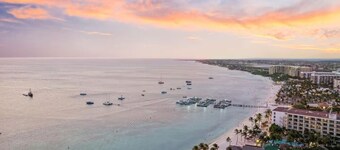Palm Beach Aruba - Prime Location - Free parking!
