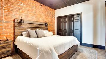 2 sovrum, skrivbord, internet och sÀngklÀder