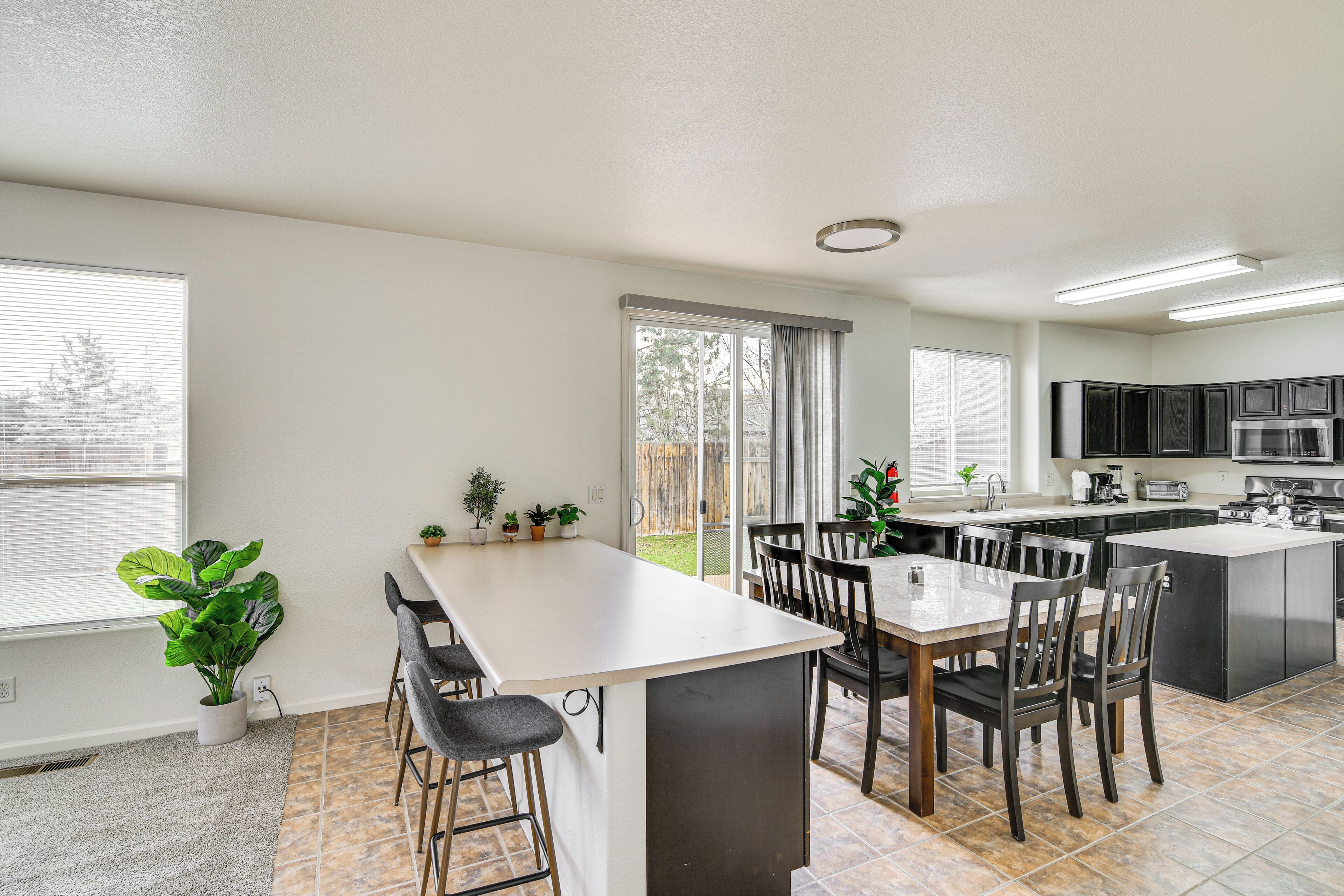 Réfrigérateur, micro-ondes, plaque de cuisson, lave-vaisselle