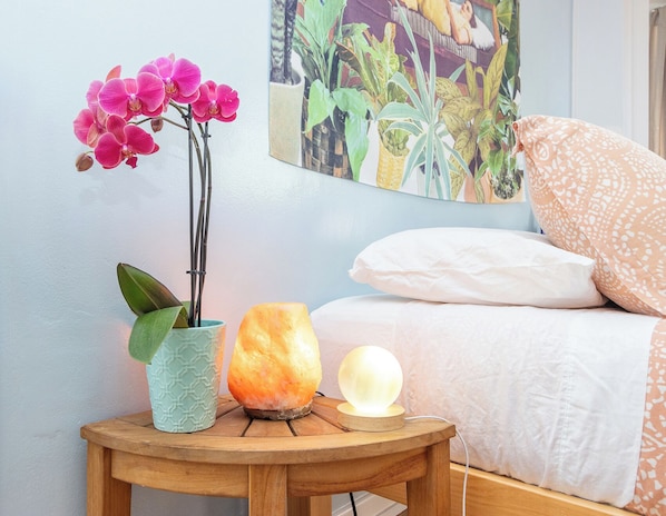 Salt lamp for a relaxing atmosphere. - Beautiful Hummingbird Suite w/ kitchenette, patio & parking in Santa Barbara (Santa Barbara)
