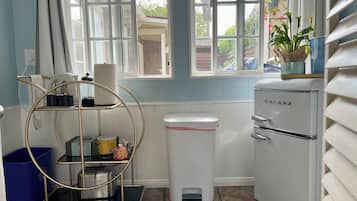 Een koelkast, een koffiezetapparaat/waterkoker, een waterkoker