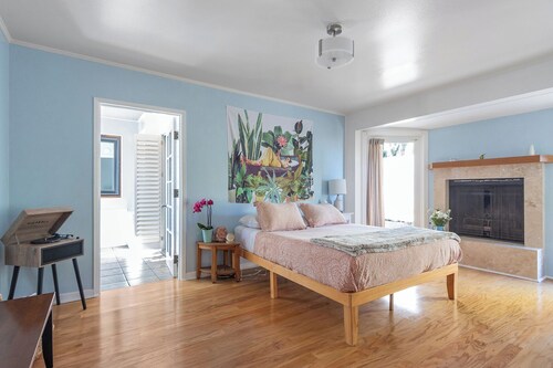 Beautiful Hummingbird Suite w/ kitchenette, patio & parking in Santa Barbara