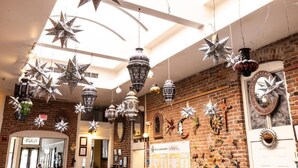 Una habitación con un techo alto decorado con adornos con forma de estrella y faroles colgantes.