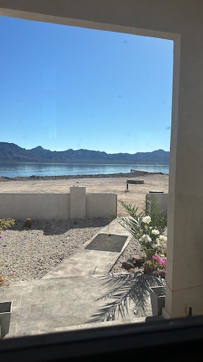 On the beach, sun loungers, beach towels - New Offgrid home in beautiful Conception Bay (mulege)