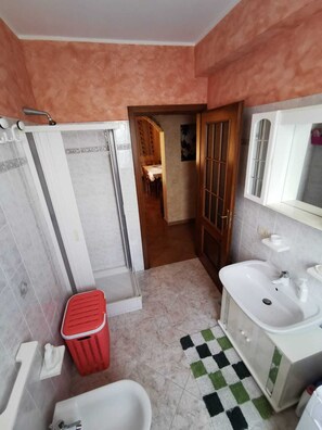 Shower, hair dryer, bidet, towels - [Location Cefalù] Independent villa with garden (Sicilia)