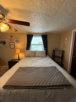 3 bedrooms, desk, WiFi, bed sheets