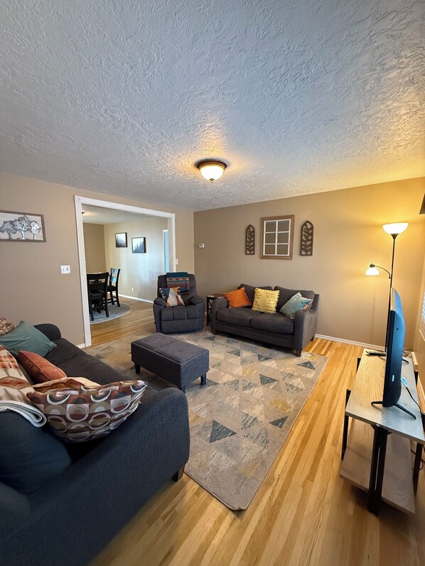 Téléviseur connecté, livres, imprimante