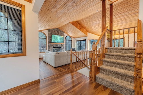 SPA & SKI SLOPE VIEWS! DUAL MASTER & 2 KING BEDS, WET BAR, EV CHARGER, REMODELED