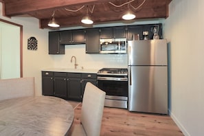 Fridge, microwave, oven, stovetop - Cute Cozy Comfort Cabin, 1 Night Free! (Sugarloaf)