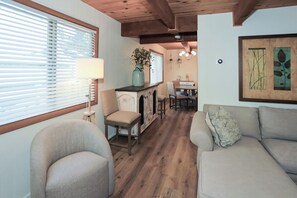 Smart TV, fireplace - Cute Cozy Comfort Cabin, 1 Night Free! (Sugarloaf)