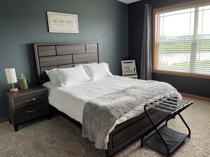 3 bedrooms, desk, iron/ironing board, free WiFi