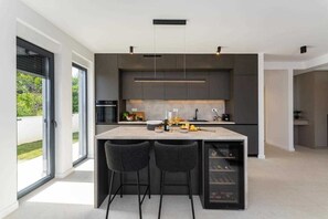 ثلاجة، ميكروويف، فرن، موقد طهي مسطح