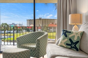 Smart TV - 2 Bed-3 Bath! Next to Edgewater Convention Center! (Panama City Beach)