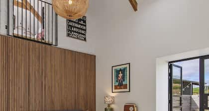 Cartws at Pentrecelyn- A Stylish Countryside Haven