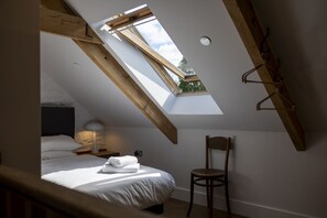 2 عدّة غرف نوم وسرير سفر وخدمة الإنترنت وملاءات أسرّة