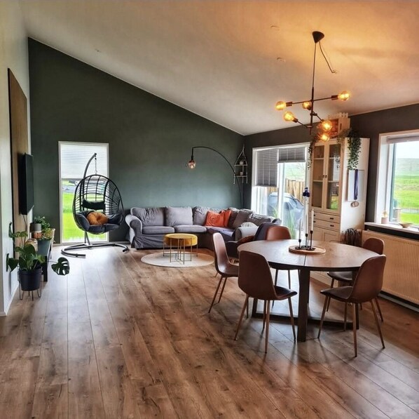 Interior - Spacious 4-bedroom house. Home away from home, perfect for families. (Rangárþing ytra)