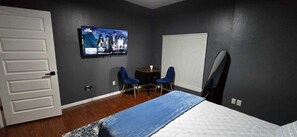 2 bedrooms, desk, iron/ironing board, WiFi