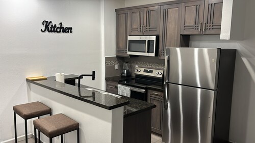 2BD Townhome Modern Comfort Heart of the City