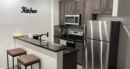 2BD Townhome Modern Comfort Heart of the City