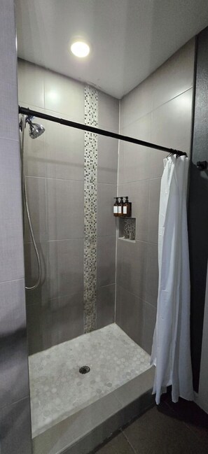 Douche, sèche-cheveux, serviettes fournies, savon