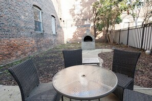 Outdoor dining - Cozy 1-bedroom apartment in brilliant Jersey City with WiFi, AC (Jersey City)