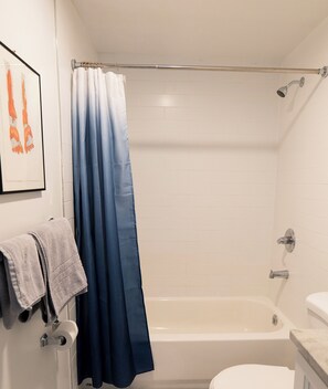 Hair dryer, towels, soap, toilet paper - Cozy 1-bedroom apartment in brilliant Jersey City with WiFi, AC (Jersey City)