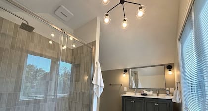 Lake Erie views- 2 mins to downtown & Bayfront
