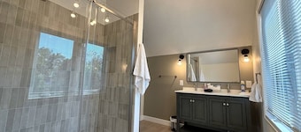 Lake Erie views- 2 mins to downtown & Bayfront