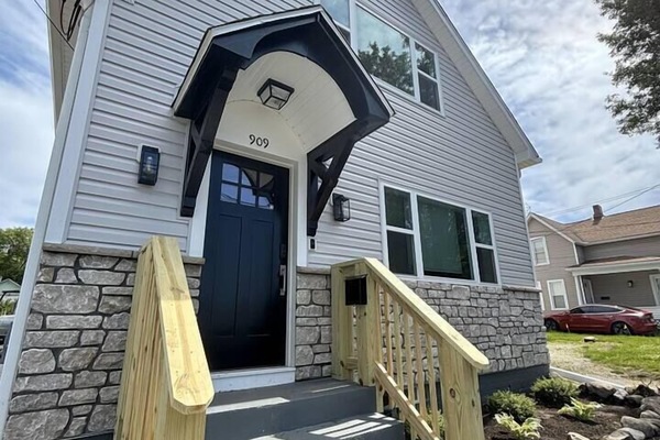 Welcome to 909 W. 2nd St! We have completely remodeled this lake view property.