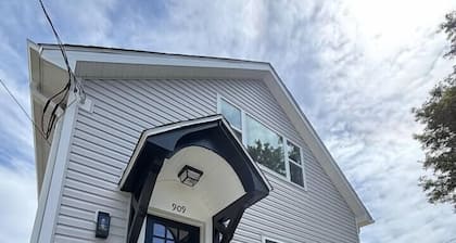 Lake Erie views- 2 mins to downtown & Bayfront