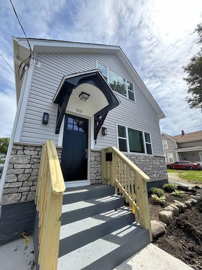 Lake Erie views- 2 mins to downtown & Bayfront