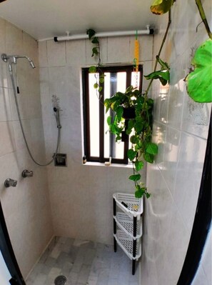 Shower, towels, soap, toilet paper - Comfort and Relaxation: 3 Bedroom Apartment with Living Room and Fully Equipped Kitchen (Ciudad de México)