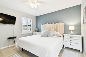 1 bedroom, desk, iron/ironing board, free WiFi - Sea Club #22 "Tidal Zone" - Intracoastal Condo 3 min walk to beach! (Indian Shores)