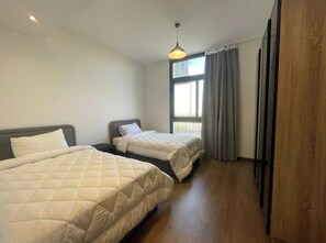 2 bedrooms, iron/ironing board, WiFi