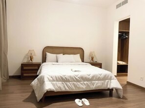 2 bedrooms, iron/ironing board, WiFi - Access -lux smart homes- 2bedr- CFC (Mivida New Cairo)