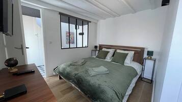 2 bedrooms, iron/ironing board, internet, bed sheets