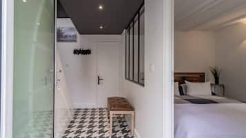 2 bedrooms, iron/ironing board, internet, bed sheets