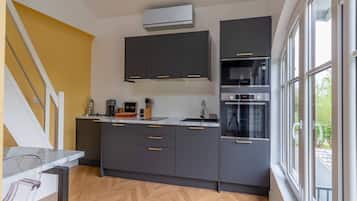 Fridge, microwave, oven, coffee/tea maker