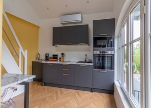 Fridge, microwave, oven, coffee/tea maker