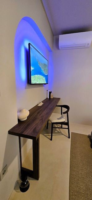 Luxury Double Room, 1 Katil Ratu (Queen) | Bar mini, peti besi dalam bilik, ruang kerja komputer riba