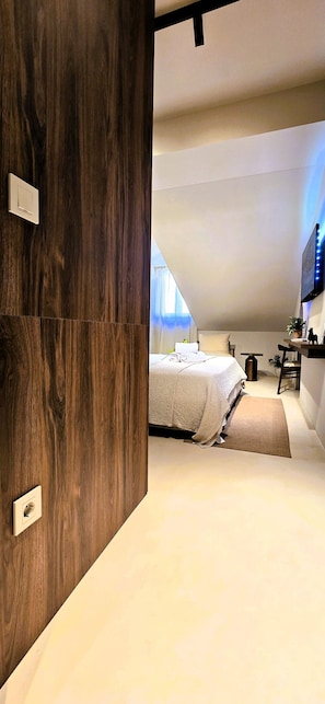 Luxury Double Room, 1 Katil Raja (King) | Bar mini, peti besi dalam bilik, ruang kerja komputer riba