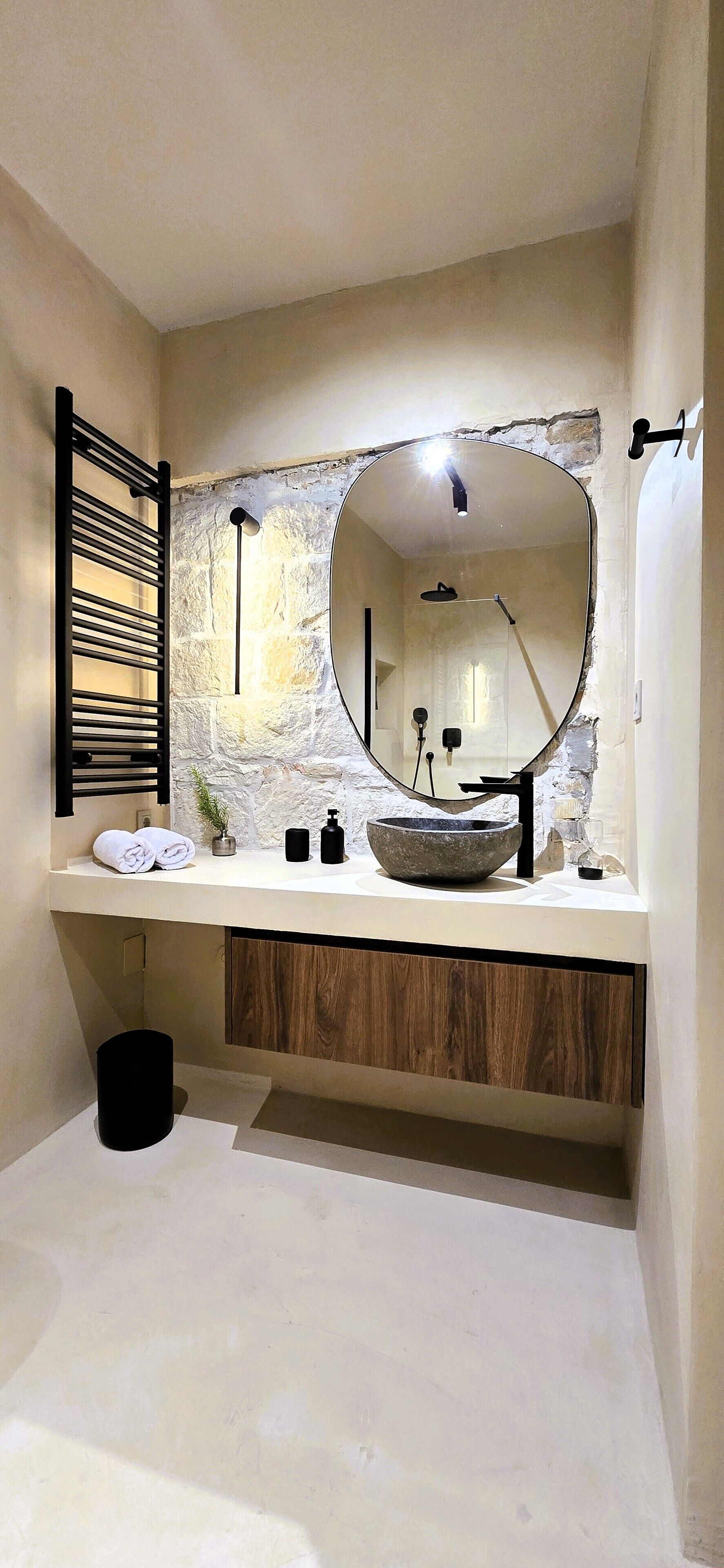 Luxury Double Room, 1 Queen Bed | Bathroom | Shower, free toiletries, hair dryer, towels