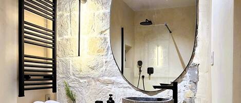 Luxury Double Room, 1 Queen Bed | Bathroom | Shower, free toiletries, hair dryer, towels