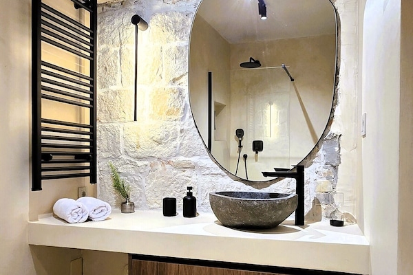 Luxury Double Room, 1 Queen Bed | Bathroom | Shower, free toiletries, hair dryer, towels